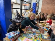 Verkaufstisch beim Flohmarkt in der Christian-Morgenstern-Schule