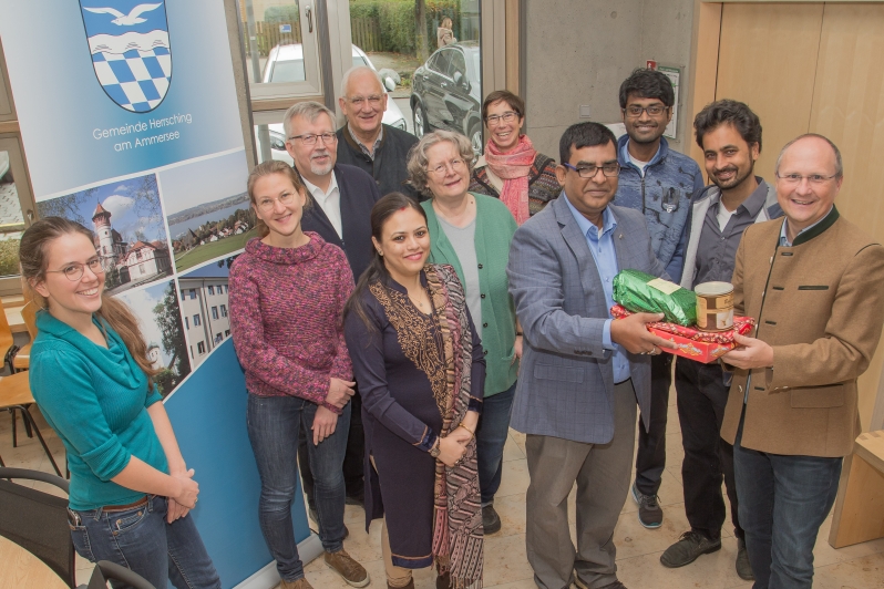 Im Rahmen des NaKoPa-Programms ist auch der gegenseitige Besuch von Projektbeteiligten vorgesehen - hier die Delegation aus Chatra  mit Dr.-Ing. Ronjon Heim im Herrschinger Rathaus mit u.a. Bürgermeister Christian Schiller, Sachbearbeiterin Franziska Kalz, VertreterInnen der Indienhilfe (c) Gemeinde Herrsching 